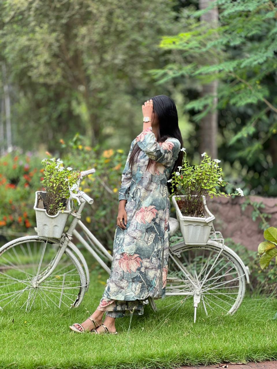 ALLURING WOMEN KURTA SETS